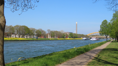 848860 Gezicht over het Amsterdam-Rijnkanaal vanaf het voetpad langs de Johan Wagenaarkade te Utrecht, met enkele ...
